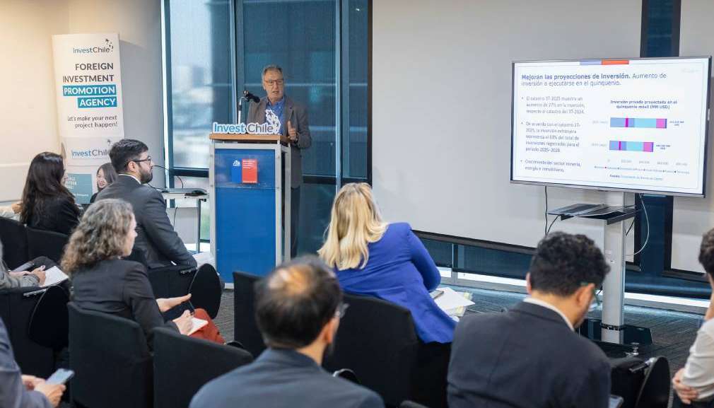 Minister Garcia presents Sectoral Permit Law to representatives of binational chambers of commerce
