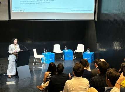 Foreign companies meet with EAS Director at an event organized by InvestChile